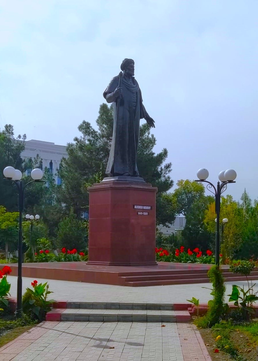 Памятник Алишеру Навои Фергана, Узбекистан