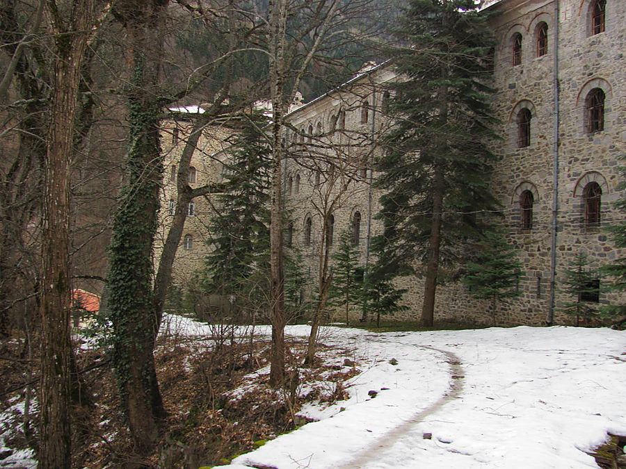 Рильский монастырь — яркое чудо в горах Рильский монастырь, Болгария
