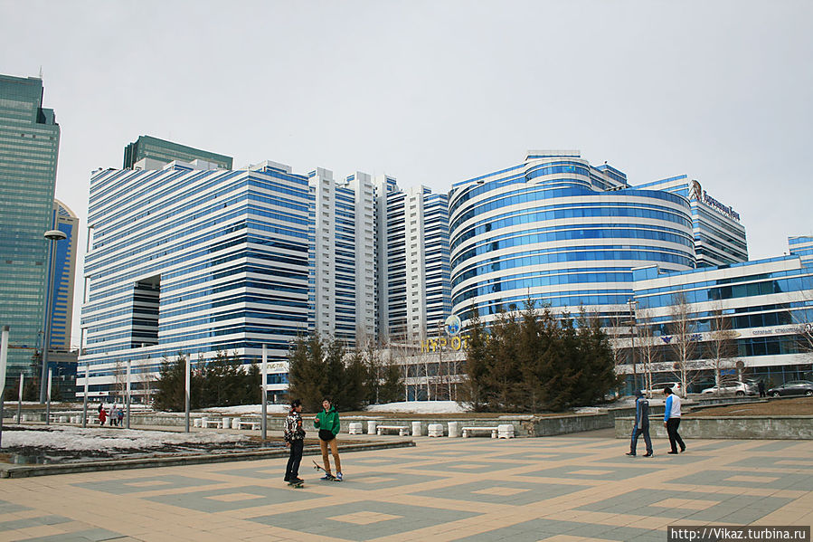 Рядом с Байтереком Астана, Казахстан