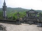 Хюэ. Хюэ. Гробница  императора Кхай Диня. Вид на горы
