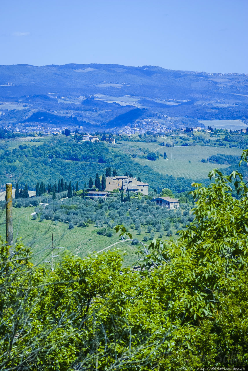 Город San Gimignano над долиной местного Кьянти Сан-Джиминьяно, Италия
