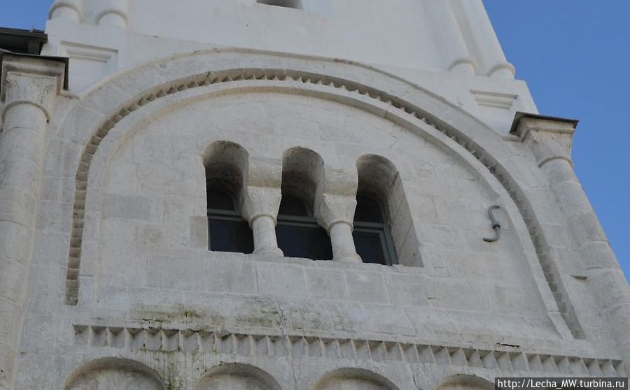 Тройное окно лестничной башни Тройное окно лестничной башни