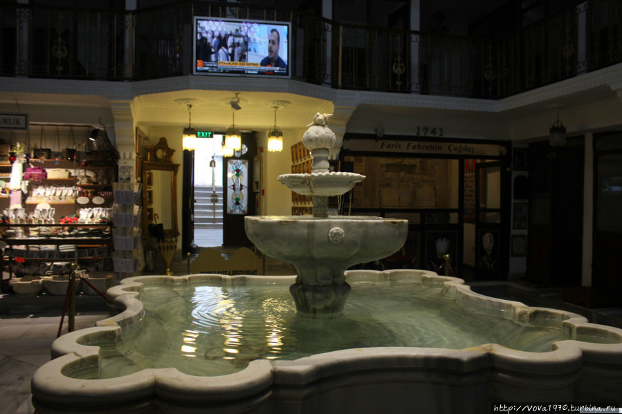 Вид на выход из зала с фонтаном во время отдыха после хамама. Стамбул, Турция
