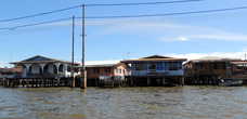 Жилые дома в водной деревне Кампунг-Айер