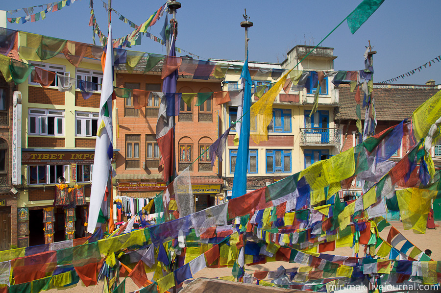 Традиционные разноцветные буддистские флажки. Считается, что развивая их, ветер считывает нанесенные на них мантры и разносит благодать по округе. Катманду, Непал