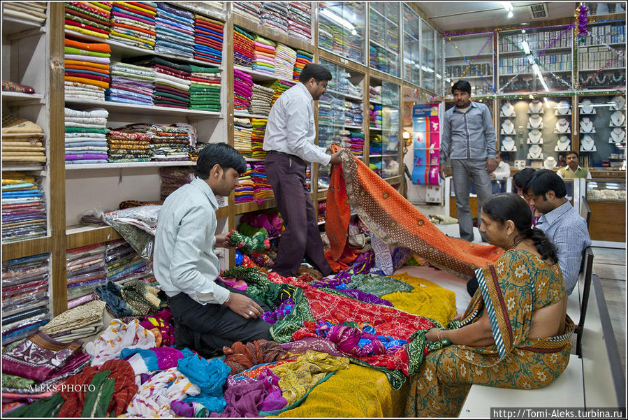 Интересно наблюдать, как индийцы выбирают ткани. Судя по всему, для них это неспешный процесс. Джайпур, Индия