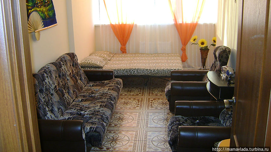 Это комната. Здесь 2 двухспальных дивана, еще диванчик для 1 стоит на балконе. Постельное белье есть. Севастополь, Россия