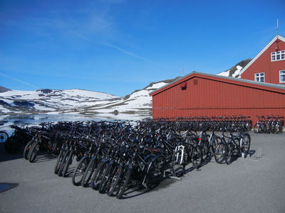 Армия велосипедов в ожидании поездов из Осло и Бергена.