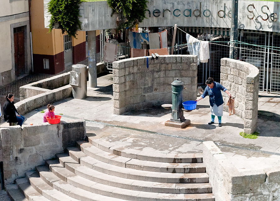 Любопытно, что заставляет людей стирать белье вручную в холодной воде, да еще и на улице. Порту, Португалия