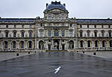 Не посмотрел расписание работы музея и пришел к Лувру на выходной. Зато получилось много хороших фоток без туристов.