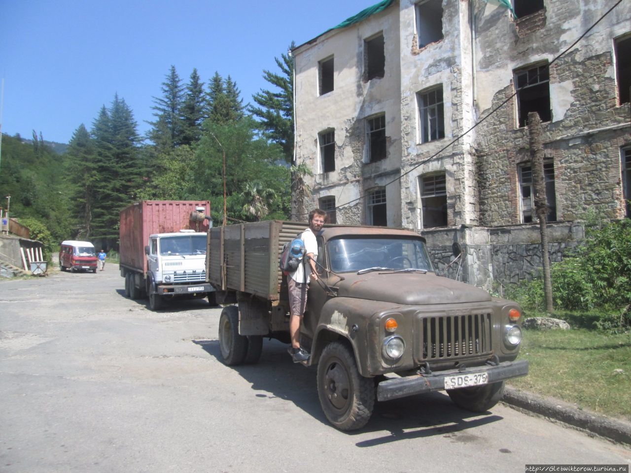 Прогулка по Ткибули — от окраины к главной площади Ткибули, Грузия