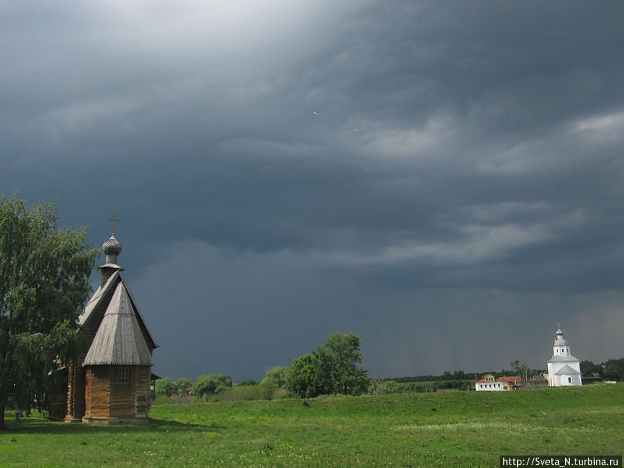 Никольская церковь на переднем плане Суздаль, Россия
