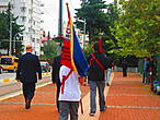 Люди с флагами идут на площади и к общественным зданиям.День памяти Ататюрка.