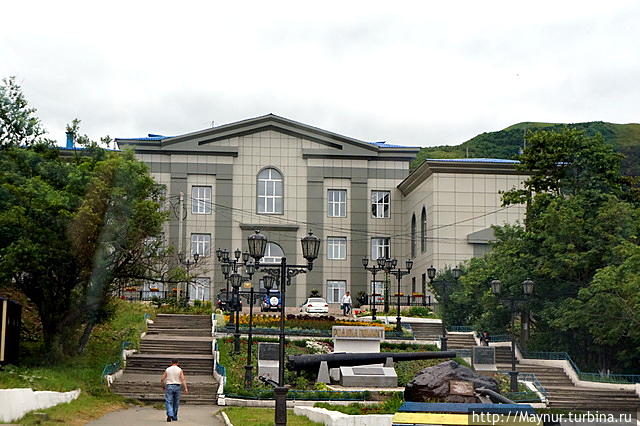 Центральный районный Дом культуры или Дом культуры моряков. Холмск, Россия Центральный районный Дом культуры или Дом культуры моряков. Холмск, Россия