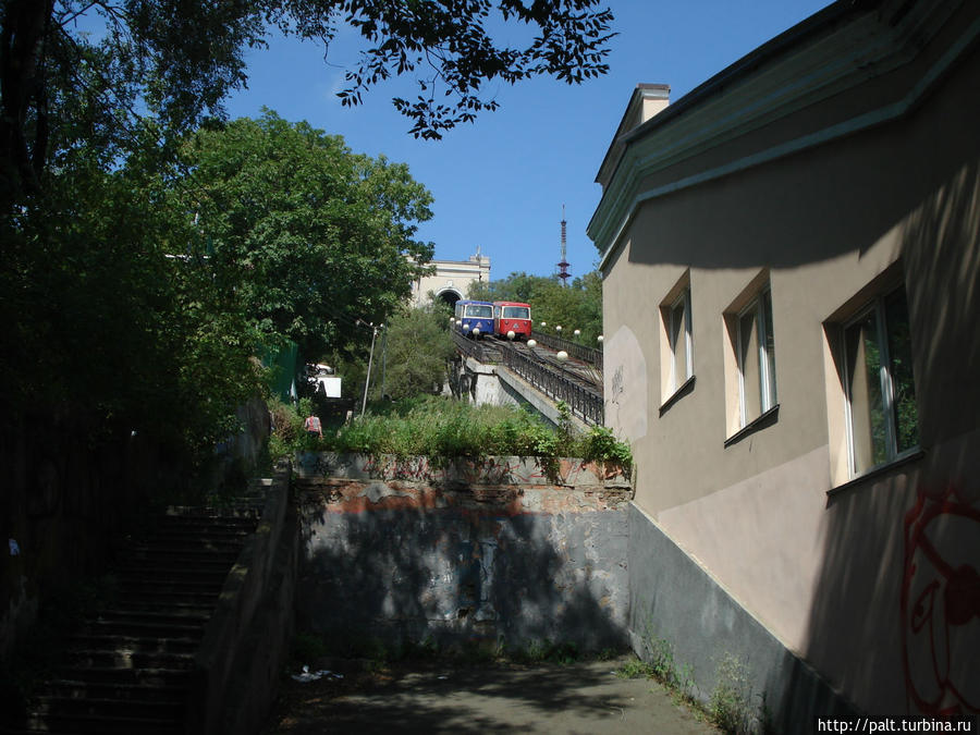 Нижняя станция фуникулера и начало лестницы здоровья Владивосток, Россия