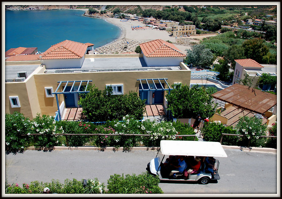 Иногда можно доехать до номера или аквапарка на отельной машинке. Остров Крит, Греция