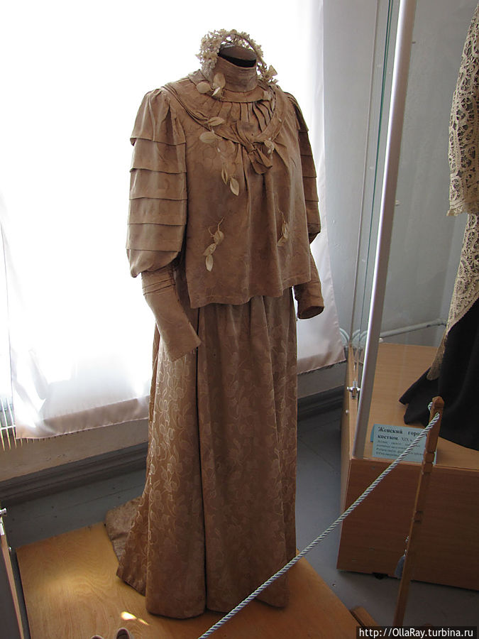 Свадебное платье городчанки (реальное). Экспозиция дома-музея графини Паниной. Свадебное платье городчанки (реальное). Экспозиция дома-музея графини Паниной.
