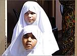 Восточная провинция Шри-Ланки  — это район, где издавна жили мусульмане. Поэтому и встречались здесь они мне чаще, чем в центральных районах страны. У школьниц-мусульманок тоже белые одежды, несколько похожие на монашескую  или  накидку сестер милосердия