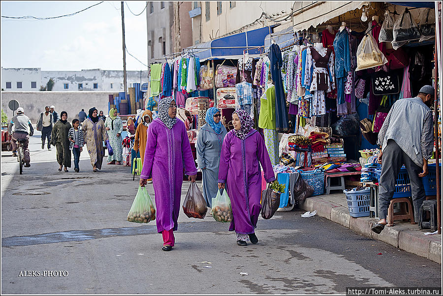 Женщины в нарядных одеяниях...
* Эссуэйра, Марокко