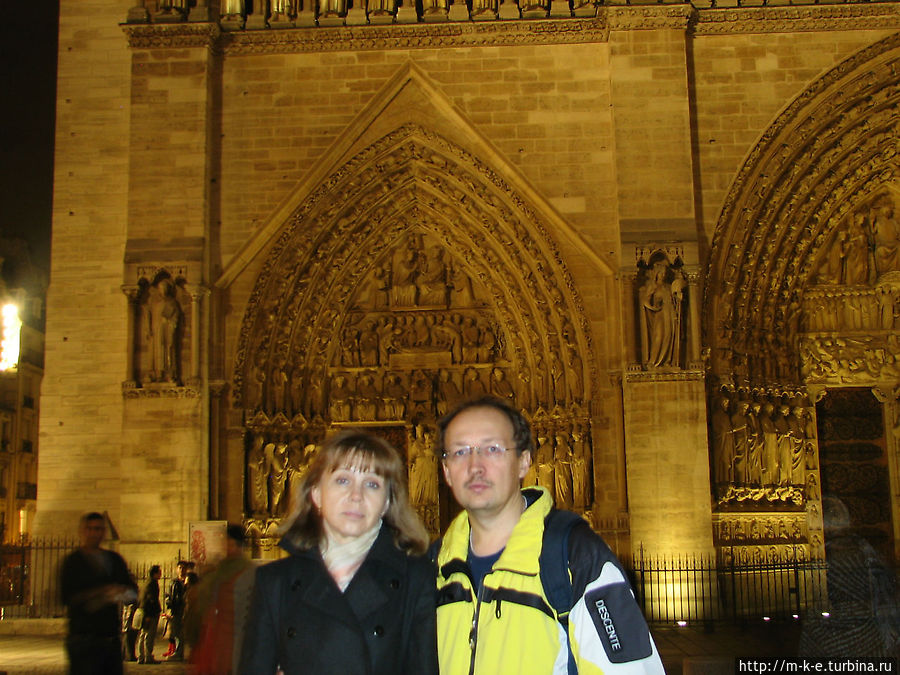 В тимпане левого портала изображена Богородица в окружении пророков. В тимпане левого портала изображена Богородица в окружении пророков.