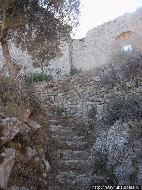 Чтобы поднятся  в крепость нужно преодолеть 170 ступенек , разных по форме и величине. Давлос, Турецкая Республика Северного Кипра