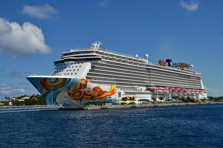 А сейчас со всеми этими прибамбасами капитан попытается отчалить от берега :) Нассау, Багамские острова А сейчас со всеми этими прибамбасами капитан попытается отчалить от берега :) Нассау, Багамские острова