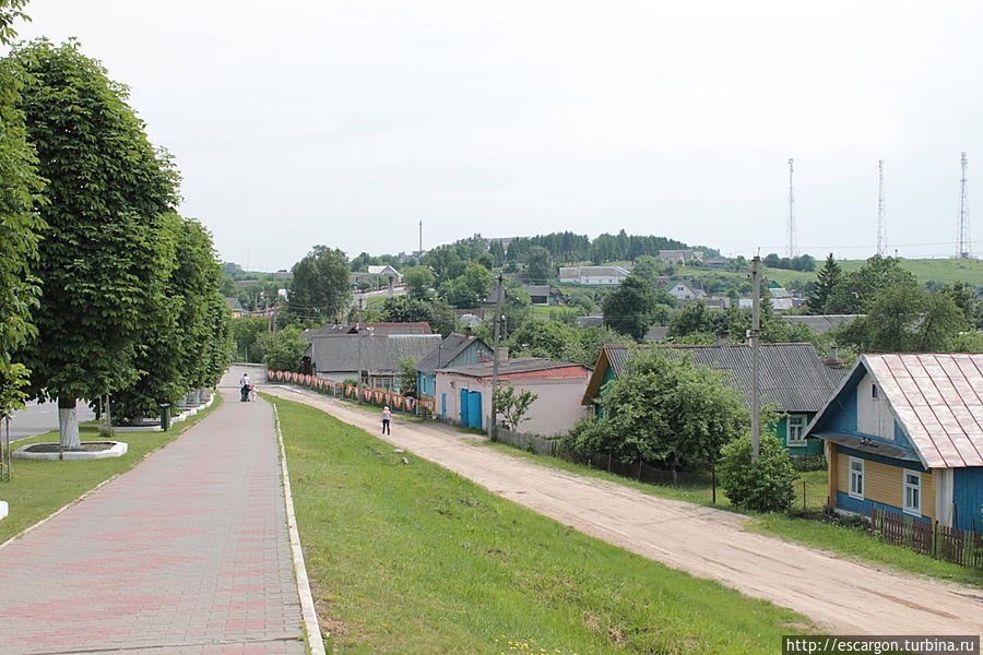 Она же совпадает с трассой дороги, ведущей из Минска в Гродно и Вильнюс и разрезает город на две части. Воложин, Беларусь