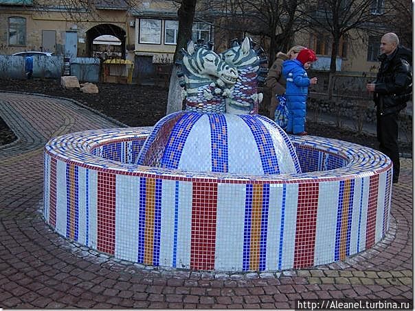 Летом фонтан работает Киев, Украина