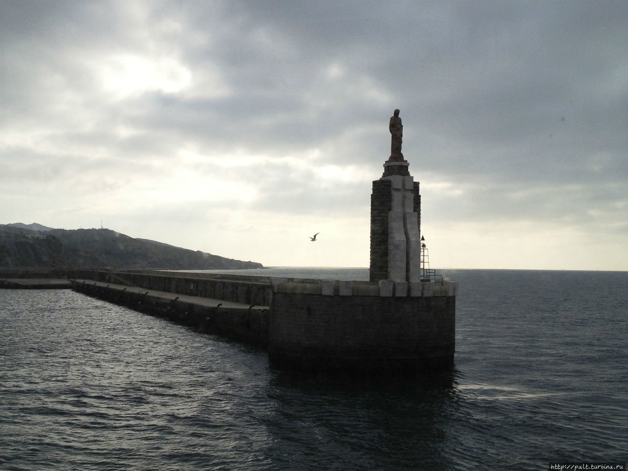 Статуя Иисуса Христа порта Тарифы благословляет все проходящие через Гибралтарский пролив суда. Танжер, Марокко