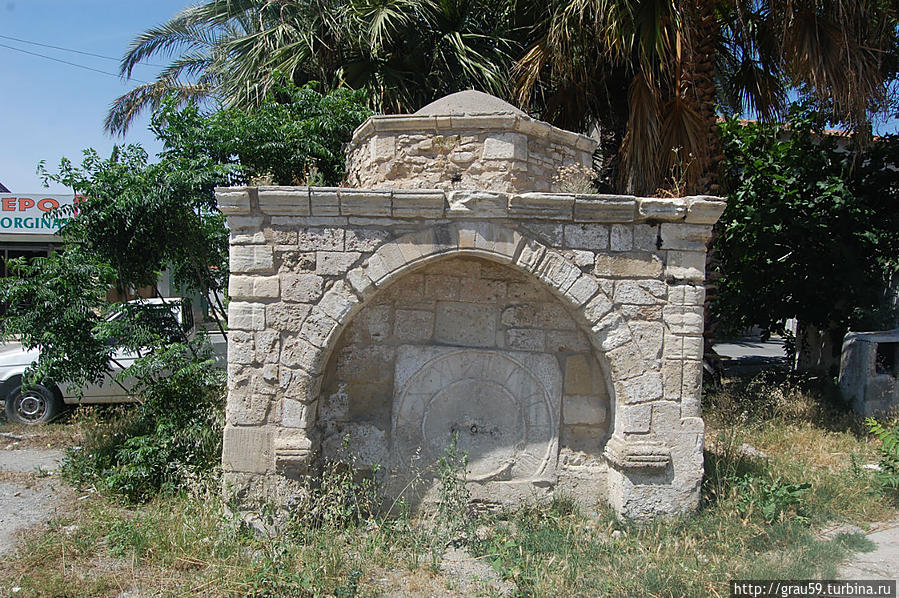 Бывший венецианский фонтан возле мечети Тузла, Ларнака Кипр