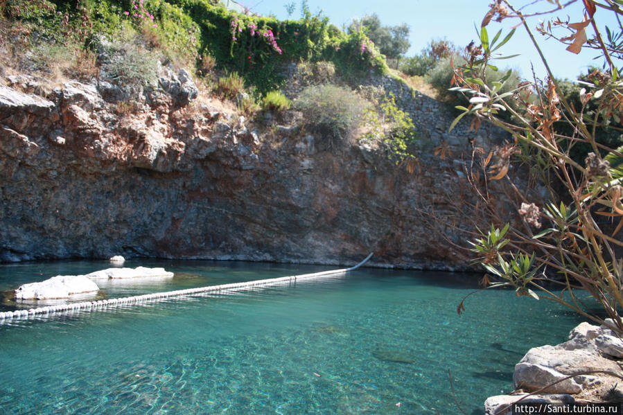 Ванны Клеопатры — очередная историческая нелепица в названии, но приятный природный водоем для оздоровительных купаний. Мармарис, Турция
