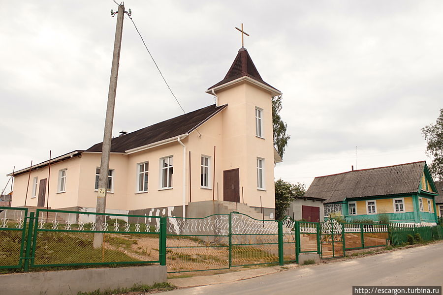 Искала я вообще-то старую еврейскую школу — ешибот, а нашла новый католический костел.. Воложин, Беларусь