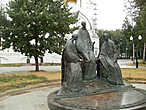 Скульптурная композиция Троица  установлена в 1995 году на месте алтарной части взорванного большевиками собора.