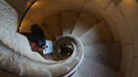 Вниз — по винтовой лестнице, длина  и крутизна которой для многих туристов показались избыточными.)