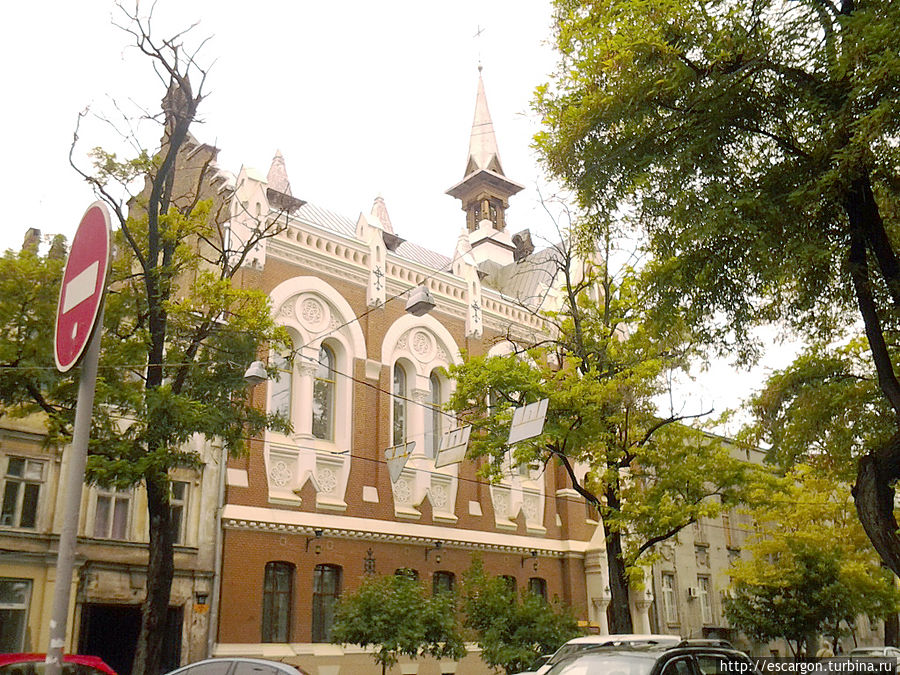 Но время подходит к концу и мне уже пора идти за своими вещами, чтобы ехать дальше.
Жаль конечно, что я увидела очень мало из того, что могла.
Но пока я еще могу смотреть по сторонам. Вот, например, что-то странно похожее на костел. Так и не поняла что же это.. Но время подходит к концу и мне уже пора идти за своими вещами, чтобы ехать дальше.
Жаль конечно, что я увидела очень мало из того, что могла.
Но пока я еще могу смотреть по сторонам. Вот, например, что-то странно похожее на костел. Так и не поняла что же это..