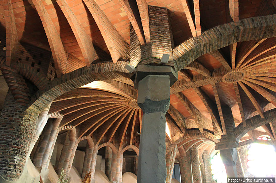 Волшебная Крипта. Барселона, Испания Волшебная Крипта. Барселона, Испания