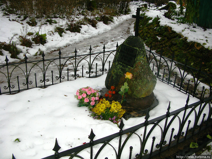 Описывают четыре встречи А.П.Керн с А.С.Пушкиным:
— первая в 1819 году об этом можно прочитать везде;
— вторая в 1825 году, когда Александр Сергеевич и посвятил ей стихотворение;
— третья в 1827 году, когда у неё случилась связь с Пушкиным, который иронически писал в письме к своему другу Сергею Соболевскому:
Описывают четыре встречи А.П.Керн с А.С.Пушкиным:
— первая в 1819 году об этом можно прочитать везде;
— вторая в 1825 году, когда Александр Сергеевич и посвятил ей стихотворение;
— третья в 1827 году, когда у неё случилась связь с Пушкиным, который иронически писал в письме к своему другу Сергею Соболевскому: