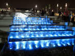 Световой фонтан указывал гостям дорогу из Олимпийского парка до железнодорожного вокзала, ...