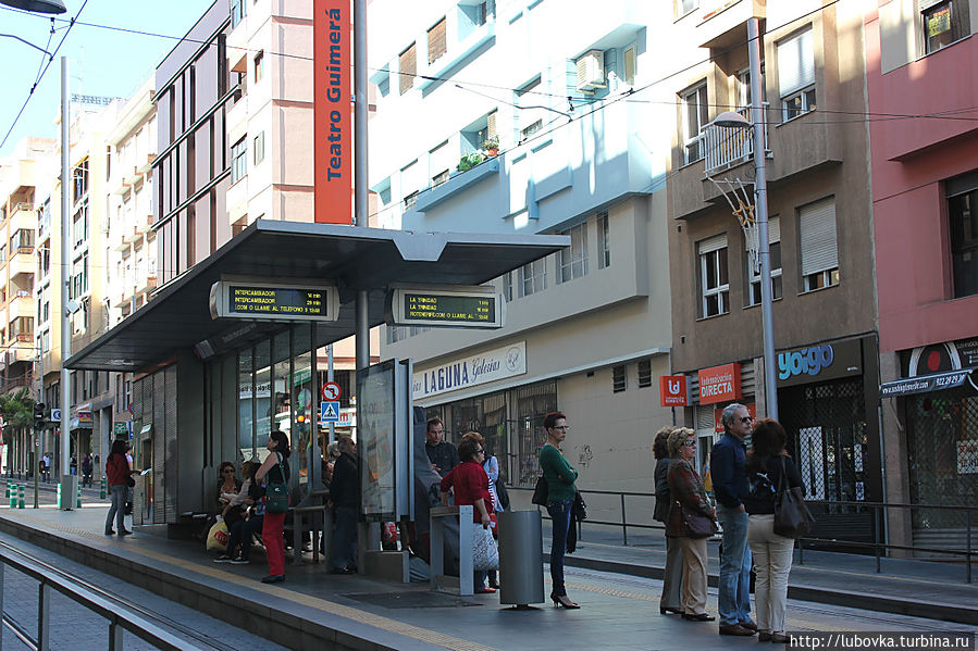 Трамвайные остановки с электронным табло прибытия трамвая. 
г.Санта Крус. Остров Тенерифе, Испания
