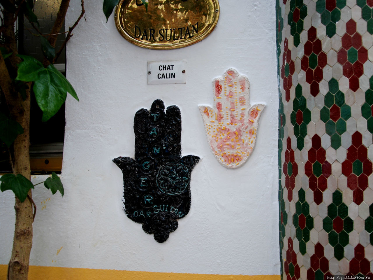 Рука Фатимы — сильный талисман от порчи и сглаза, очень популярный у мусульман. В общем, защищает от невезения. Танжер, Марокко