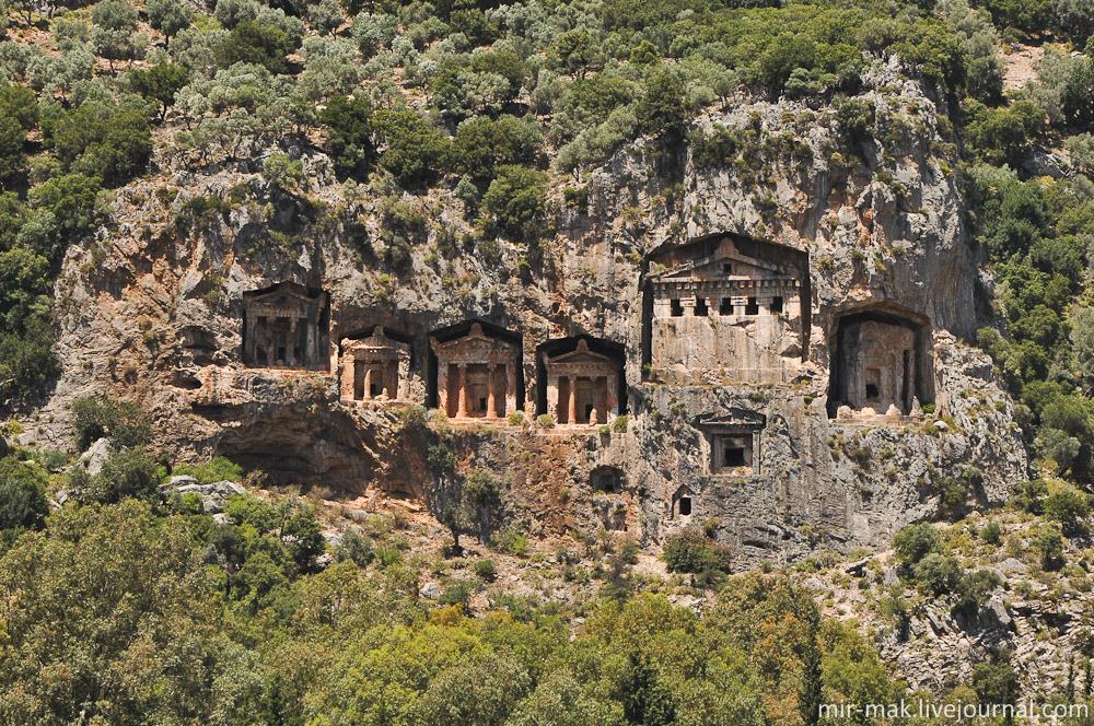 Видно, что даже в те далекие времена остро чувствовались классовые различия. У людей побогаче — гробницы были построены с размахом, напоминая парадные входы в огромные здания. Те, кто был победнее «довольствовался» вырубленной в скале пещерой, безо всяких архитектурных излишеств. Дальян, Турция Видно, что даже в те далекие времена остро чувствовались классовые различия. У людей побогаче — гробницы были построены с размахом, напоминая парадные входы в огромные здания. Те, кто был победнее «довольствовался» вырубленной в скале пещерой, безо всяких архитектурных излишеств. Дальян, Турция