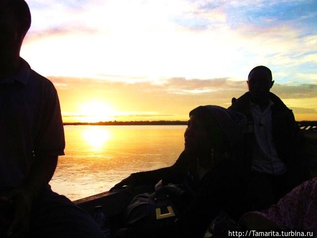 Речные пираты и дырявая лодка Нампула, Мозамбик