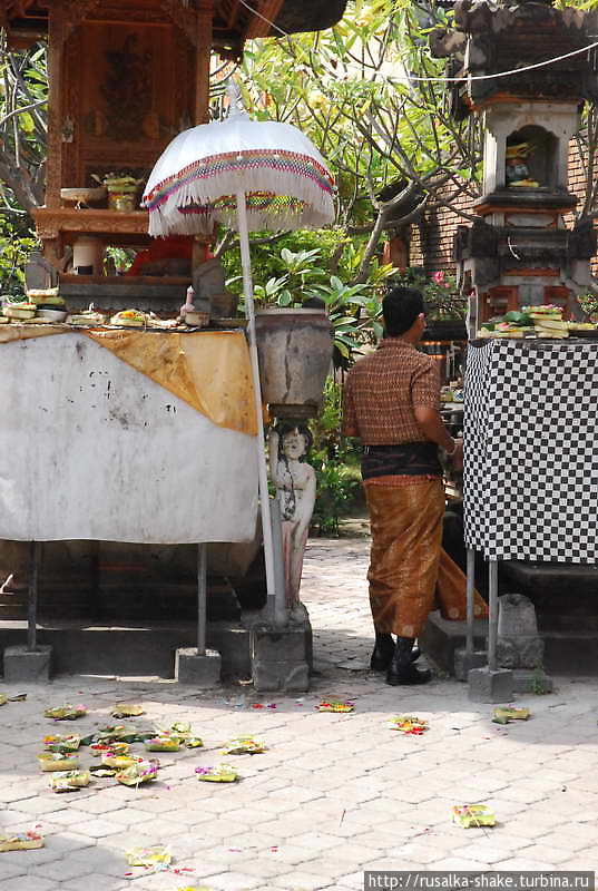 Откуда рис во лбу Кута, Индонезия Откуда рис во лбу Кута, Индонезия