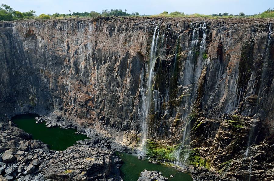 Здесь каньон реки Замбези выглядит довольно зловеще Виктория-Фоллс, Зимбабве
