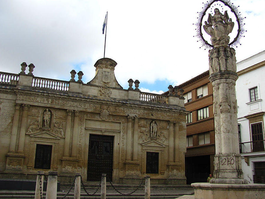 А это здание Старой городской Ратуши (Antiguo Cabildo) 1575 год.
Довольно забавное, т.к. у него два фасада. Первый — на фото, в стиле Платереско, с большими статуями мифического Геркулеса и реального Юлия Цезаря. Херес-де-ла-Фронтера, Испания