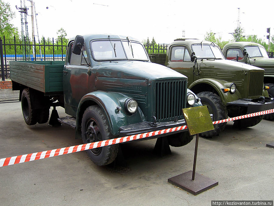 Послевоенный грузовик ГАЗ-51, выпускавшийся на заводе им.Молотова (том самом ЗИМе) и развивавший скорость до 70 км/ч. Новосибирск, Россия