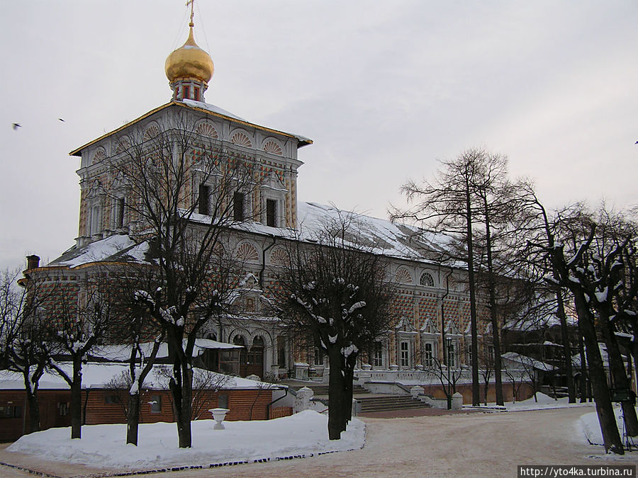 Трапезный храм (1686–1692) сооружён по повелению царей-братьев Иоанна V и Петра I Алексеевичей Сергиев Посад, Россия