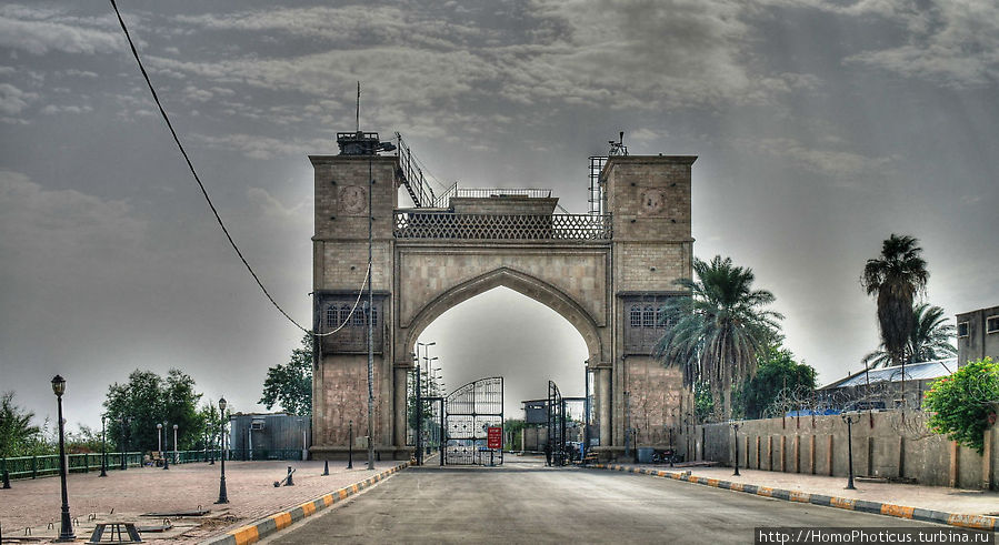 Ворота к дворцам Саддама (обработка) Басра, Ирак