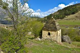 Ниже по склону в одиночестве стоит склеп.