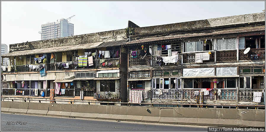 Жилые дома плавно перерастают в бараки. Говорят, Индира Ганди пыталась всех индийцев поместить в бетонные коробки, а они их пожгли и вновь ушли жить на улицы... Ну, это я утрирую, конечно...
* Жилые дома плавно перерастают в бараки. Говорят, Индира Ганди пыталась всех индийцев поместить в бетонные коробки, а они их пожгли и вновь ушли жить на улицы... Ну, это я утрирую, конечно...
*